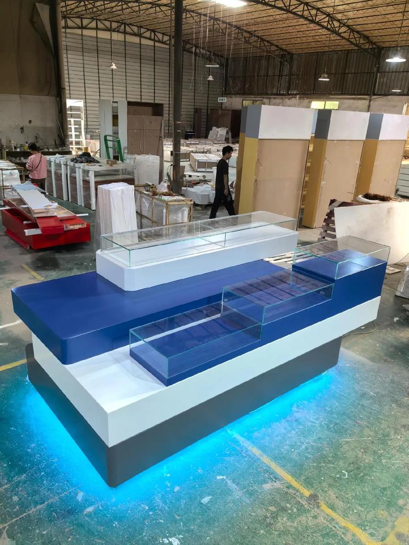 匠心定制，點(diǎn)亮商業(yè)空間 工廠展廳與商鋪陳列柜的藝術(shù)